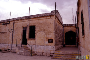 החצר הדרומית במוזיאון אסירי המחתרות - צילום: אפי אליאן
