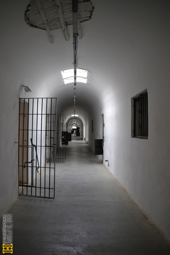 פרוזדור ודלת חדר בבית הסוהר ירושלים - צילום: אפי אליאן