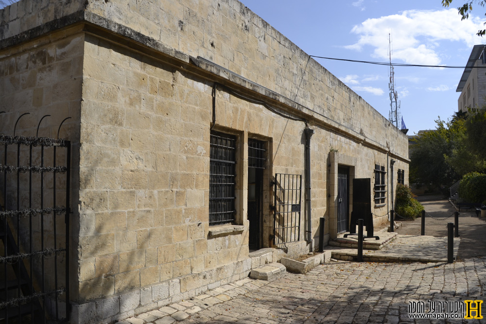 החצר הקדמית של מוזיאון אסירי המחתרות בירושלים - צילום: אפי אליאן