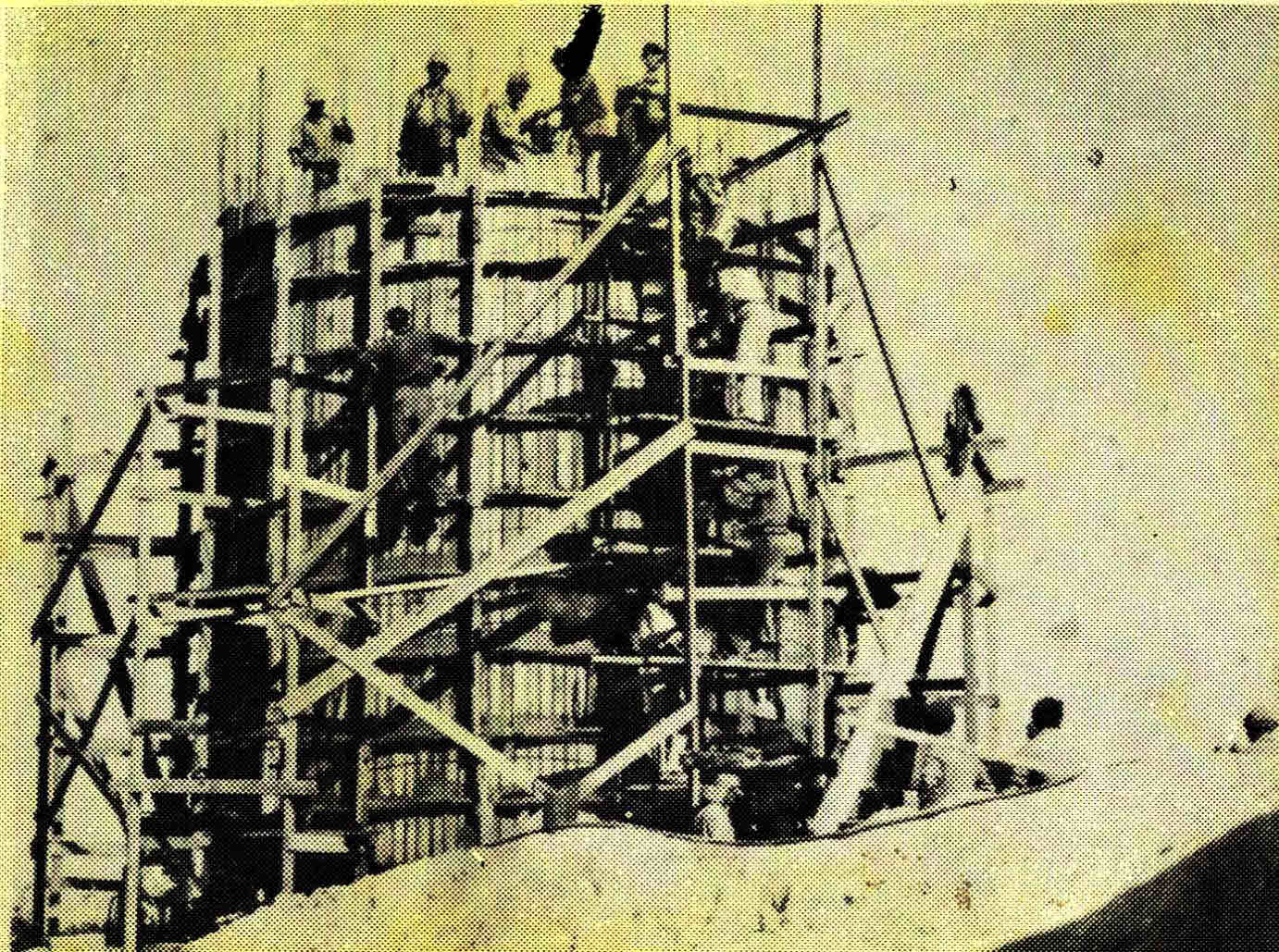 בניית מגדל המים בקיבוץ זיקים - צילום ארכיון באדיבות קיבוץ זיקים