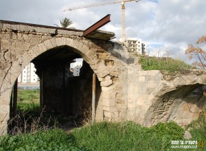 הקשת המזרחית שנותרה עומדת על תילה מכלל המבנה - צילום: אפי אליאן