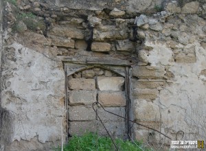 אחד מהחלונות הבאר שנאטמו במהלך השנים - צילום: אפי אליאן