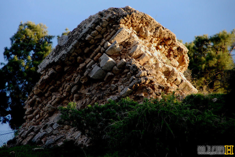 שרידי הביצורים של העיר הכנענית אשקלון - צילום: היסטוריה על המפה
