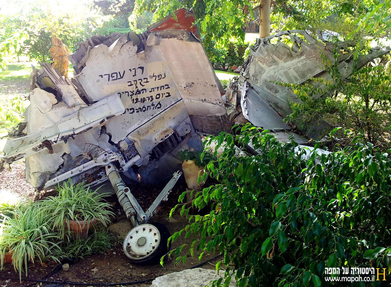 מטוס ה"עיט" (סקייהוק) כפי שמונח כאנדרטה בחצר הוריו במושב אביגדור - צילום: אפי אליאן