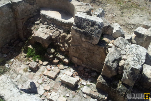 מבט עילי של החדר החם בבית המרחץ הרומי בכפר האורנים - צילום: אפי אליאן