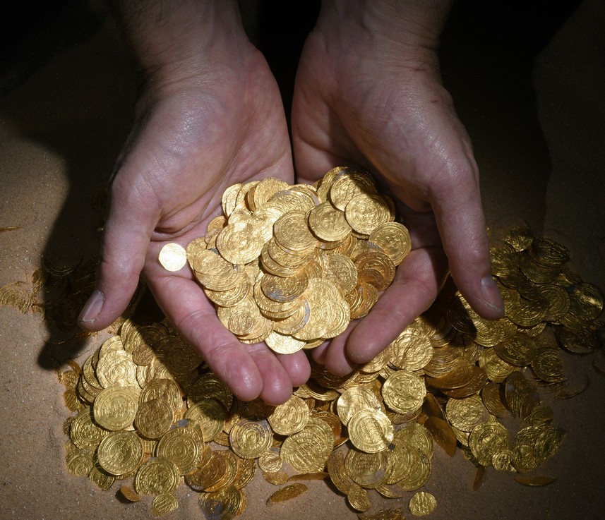 מטבעות הזהב לאחר שהובאו לחוף מבטחים - צילום: קלרה עמית