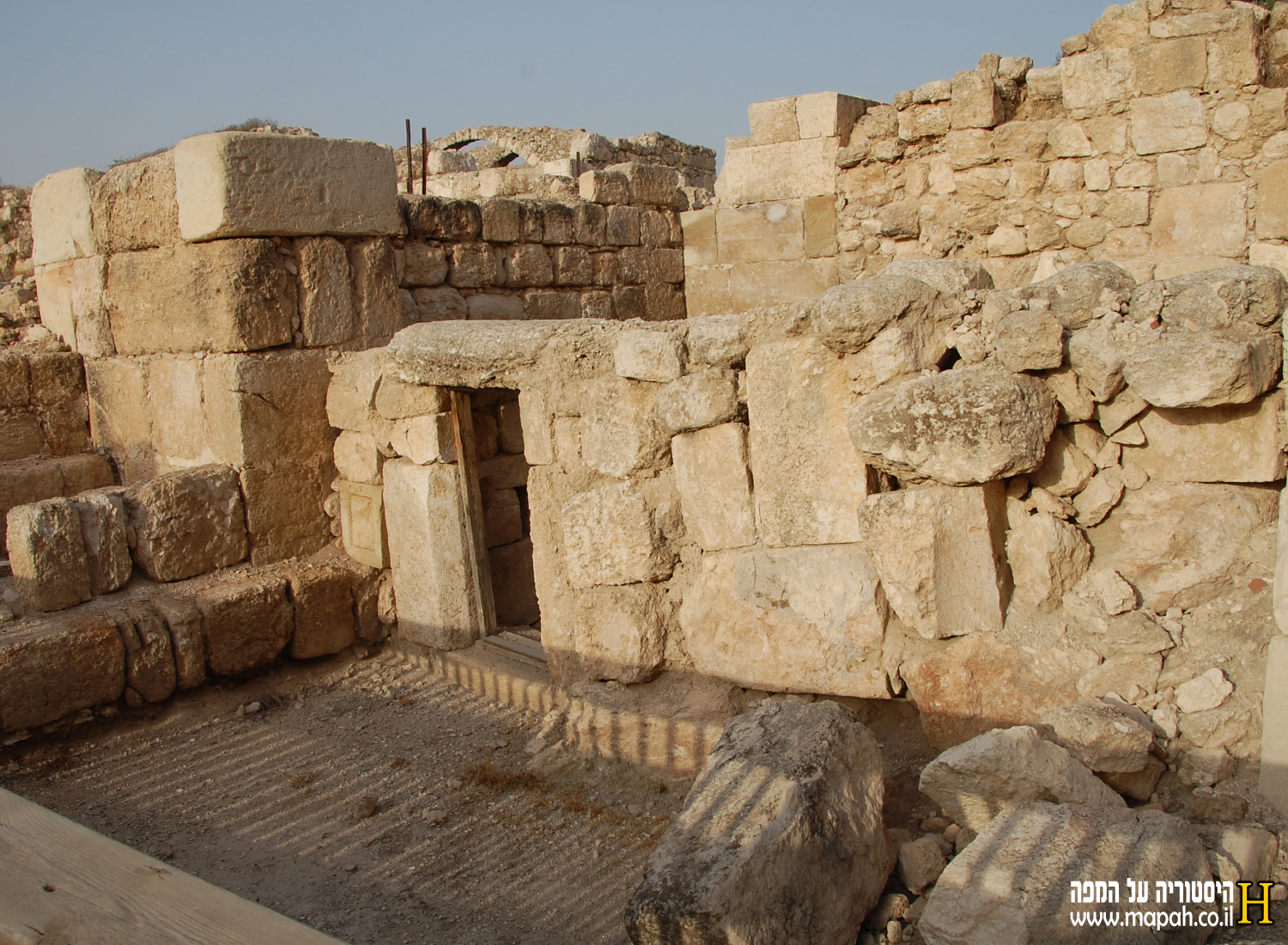 שרידי החדרים המובילים לחצר הפנימית של המצודה המבוצרת - צילום: אפי אליאן
