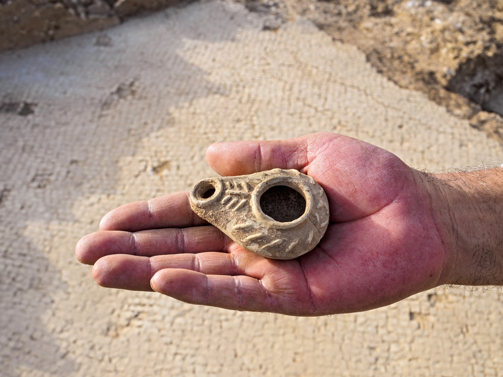 נר שמן ביזנטי שנמצא בחפירה ליד אבו גוש - צילום: אסף פרץ