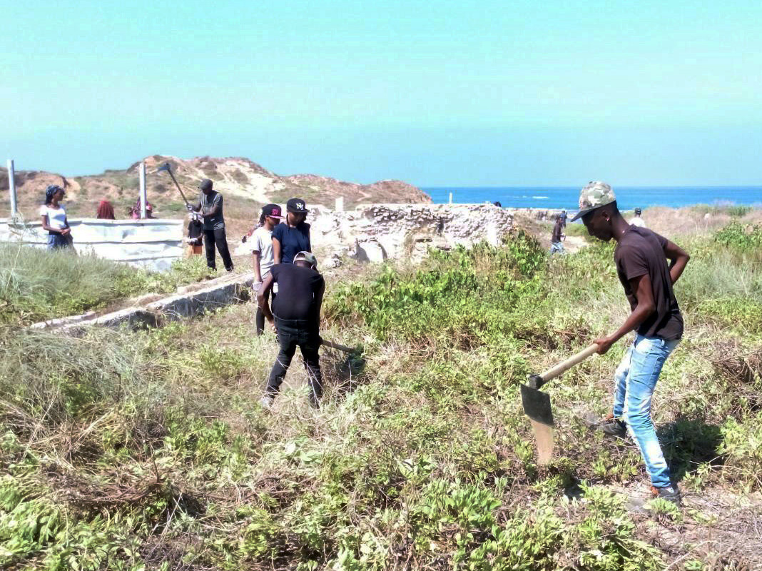 חלק מבני הנוער שביצעו את הנקיון וחשפו את המערכת העתיקה - צילום: יצחק מרמלשטיין