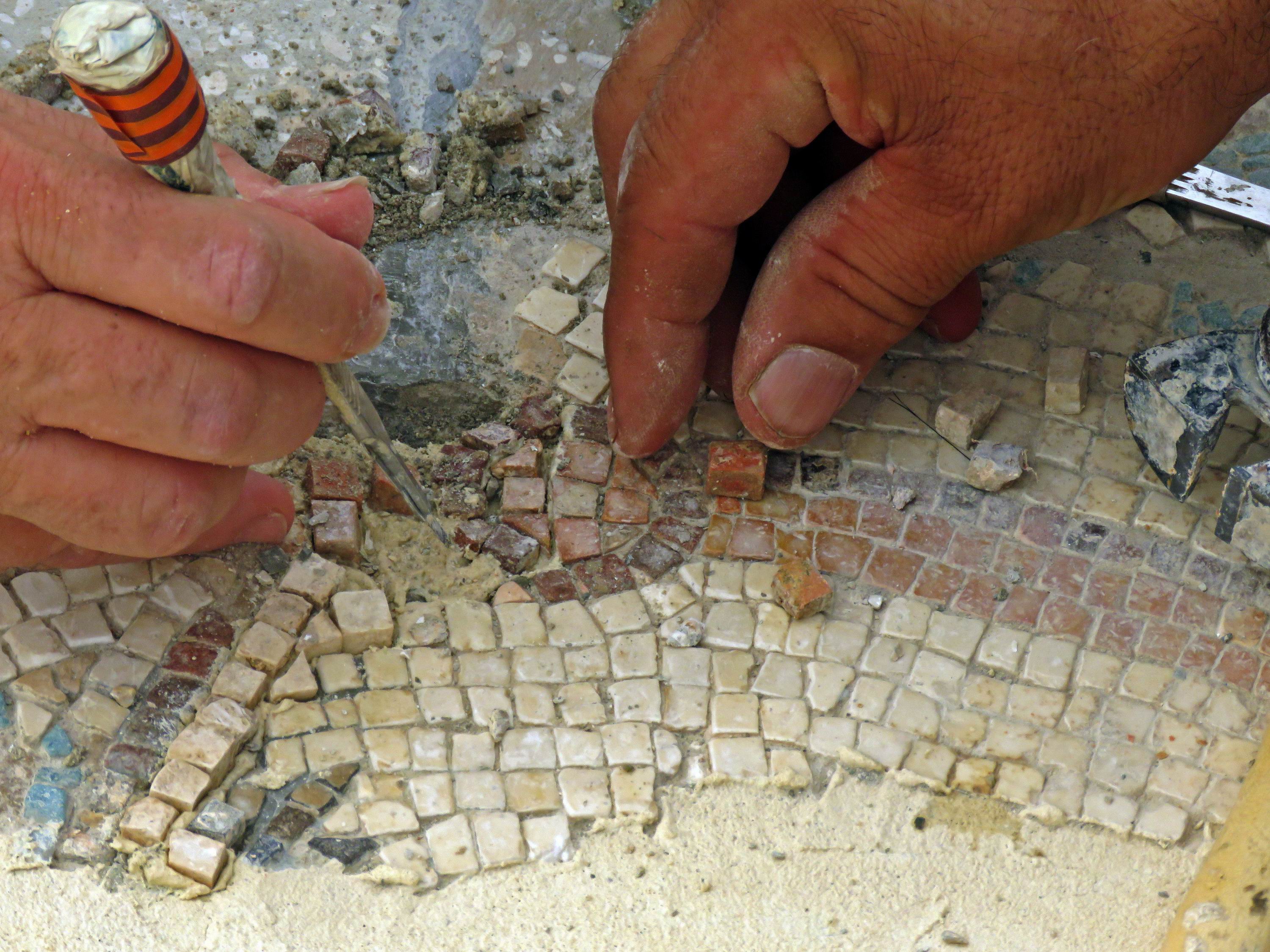 עובדי רשות העתיקות במהלך שימור הפסיפס. צילום: ניקי דוידוב