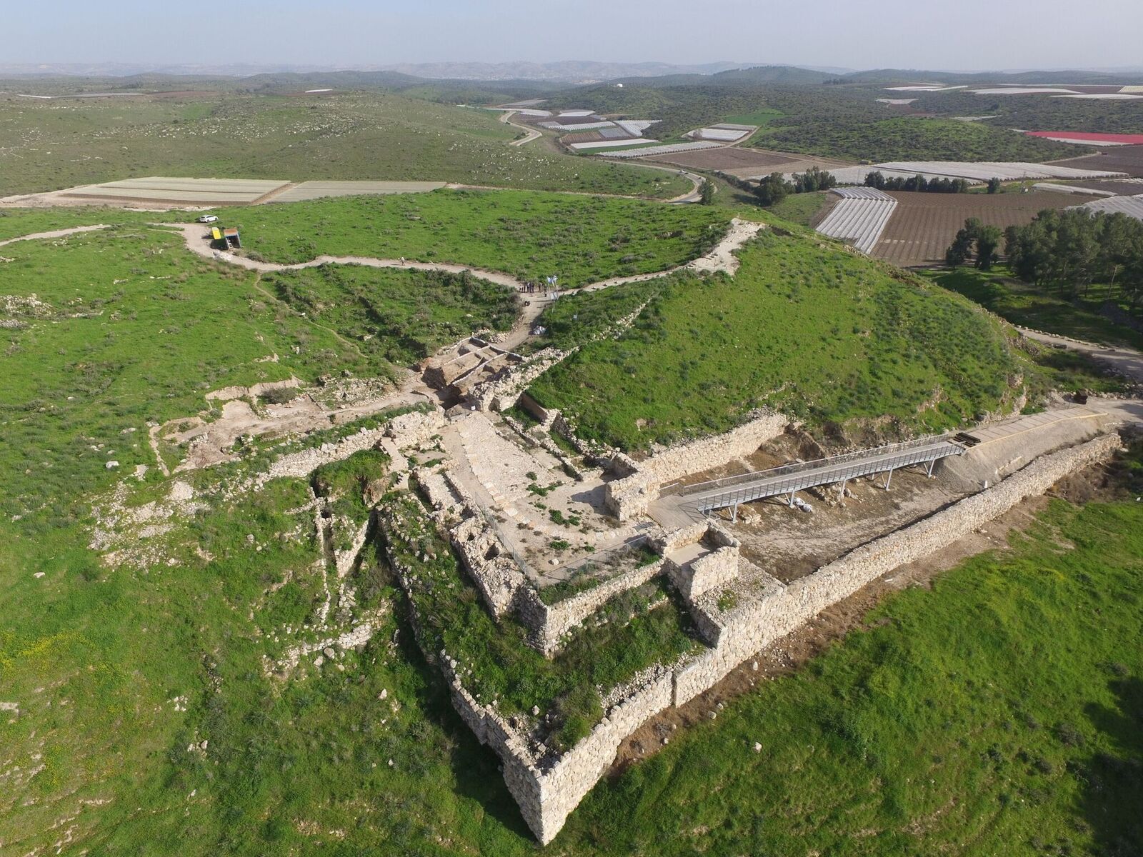 גן לאומי תל לכיש ומבנה השער שנחשף (משמאל). צילום: גיא פיטוסי