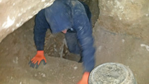 העתיקות יוצא ממערת הקבורה. צילום: ניר דיסטלפלד, באדיבות רשות העתיקות
