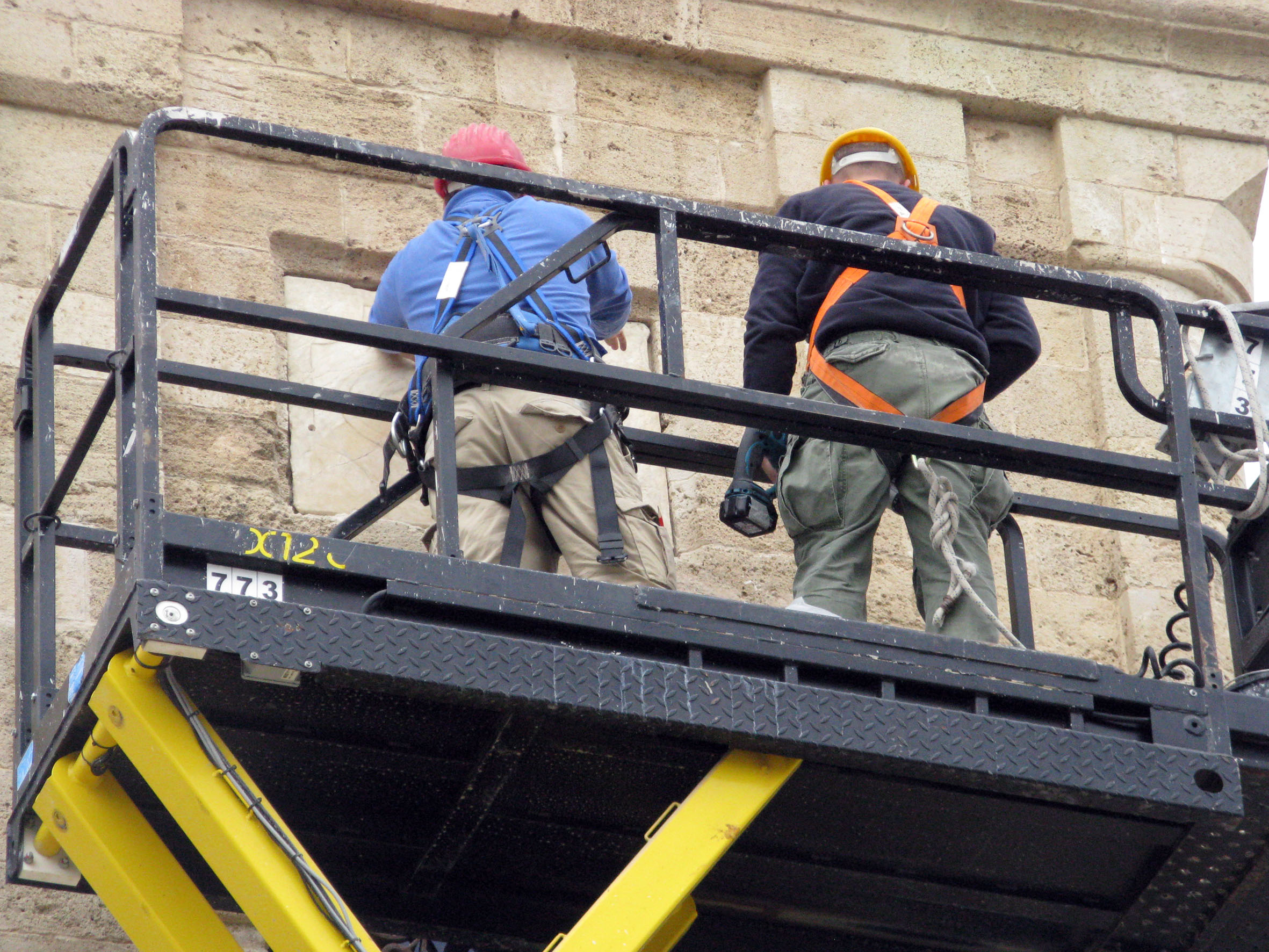 משמרי רשות העתיקות מחזירים את חותם הסולטן למגדל. צילום-ניקי דוידוב