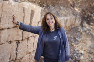 אנט נגר, מנהלת החפירה מטעם רשות העתיקות, ליד הקיר שבמפולותיו התגלה המטמון