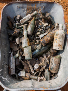 בקבוקים וממצאים נוספים מבור האשפה, צילום אסף פרץ