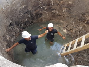 מדריך רשות העתיקות, נפתלי אייזיק וחניך מכינת פארן אסף רמתי, בתוך הבאר. צילום: מיכל הבר