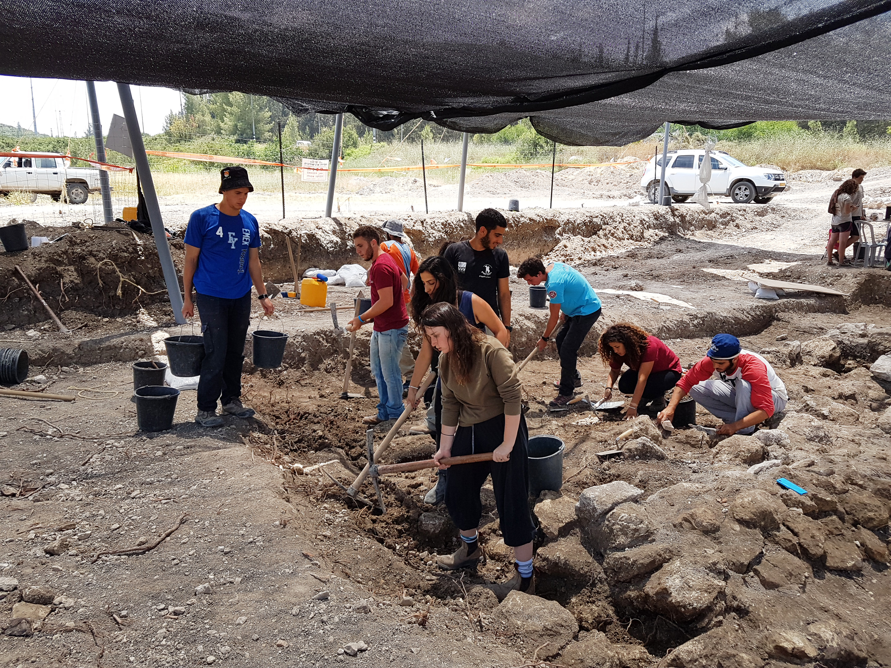 בחפירה לקחו חלק חניכי המכינות הקדם צבאיות פארן וחינתון. צילום: מיכל הבר