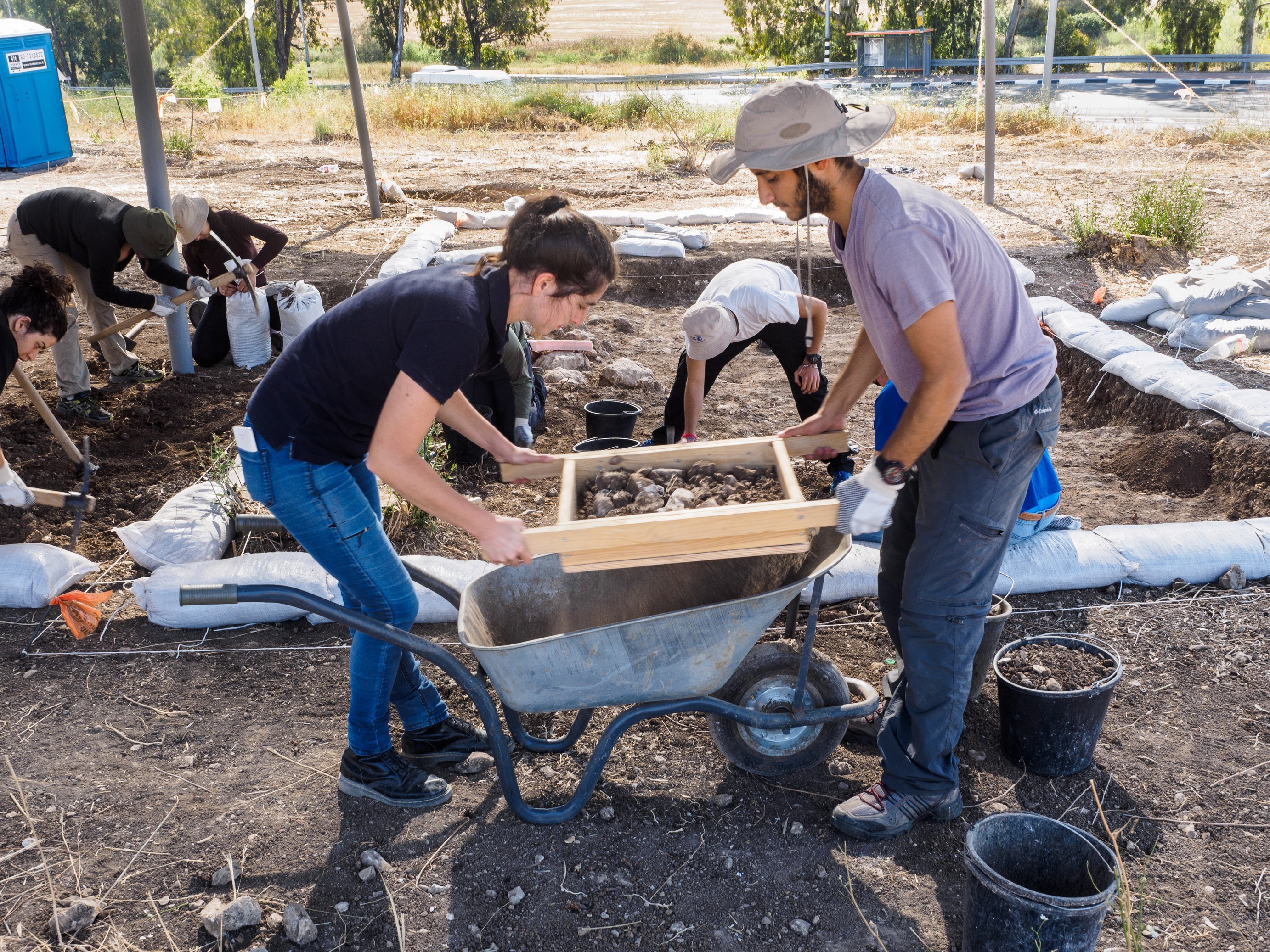 חניכי המכינה הקדם צבאית חנתון משתתפים בחפירת רשות העתיקות בכביש 38