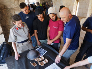 חניכי מכינת "מלח הארץ" ונציגי רשות העתיקות מציגים את הממצאים שחשפו בפני הנספחת הצבאית בשגרירות בריטניה בישראל, קולונל רוני ווסטרמן