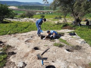 תלמידי שלח חושפים את המתקנים העתיקים בחורבת חוקוק. צילום אנסטסיה שפירו, באדיבות רשות העתיקות