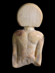 פסלון השנהב בדמות אישה משנהב. צילום: קלרה עמית