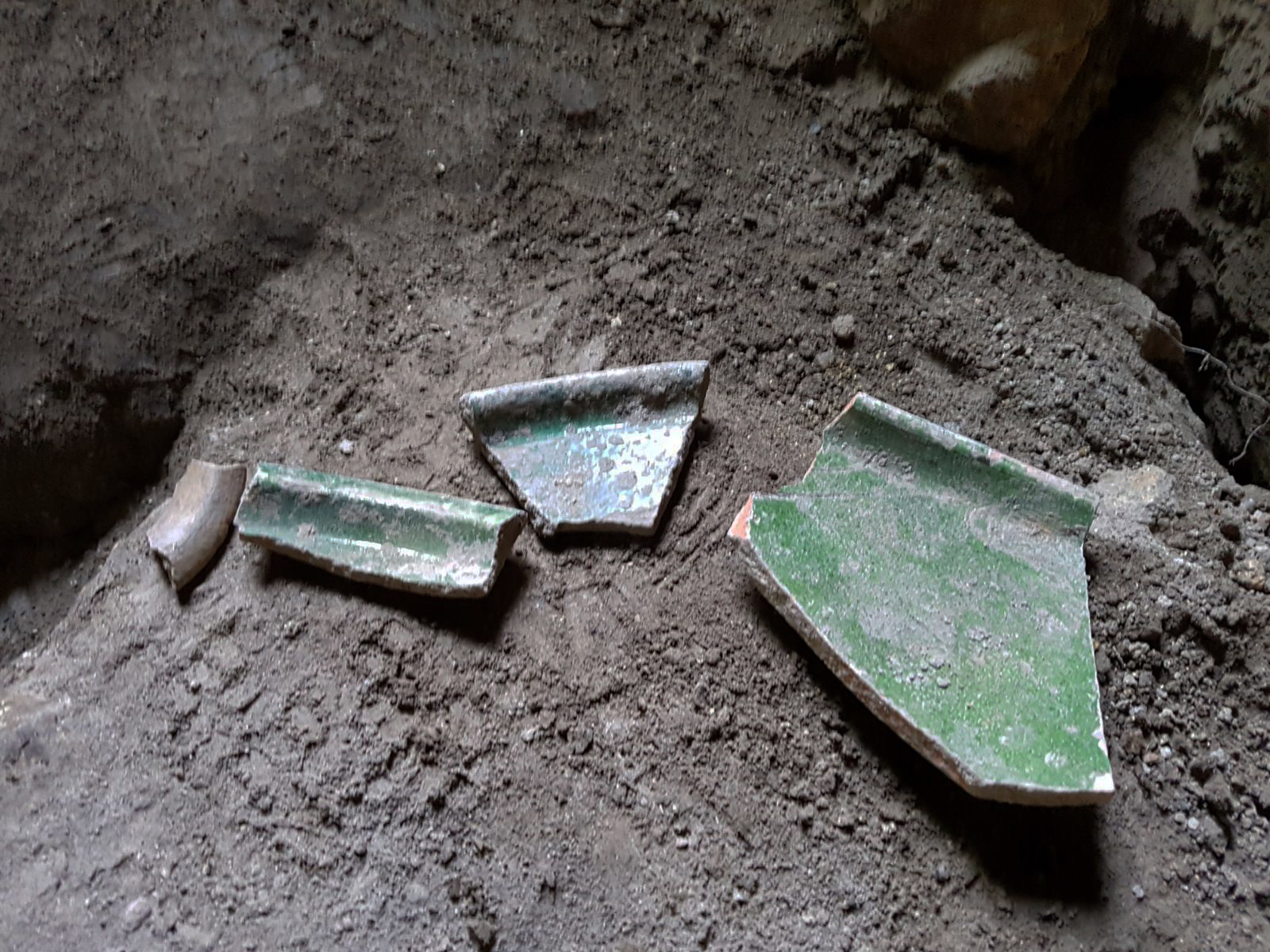 שברי כלי אגירה שניזוקו בחפירה הלא חוקית בכפר עילבון - צילום: רשות העתיקות