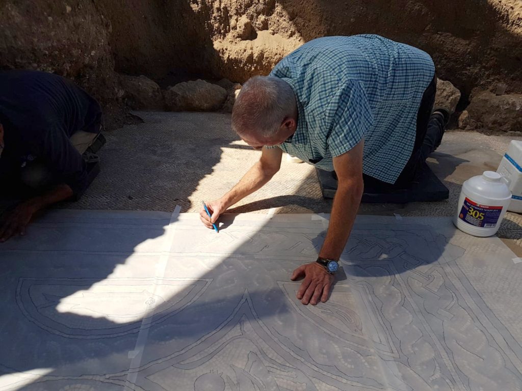 מומחי השימור ברשות העתיקות מכינים את הפסיפס להוצאה מהשטח לצורך שימורו. כשיוקם מרכז המבקרים הוא יוצג בו. צילום: ראלב אבו דיאב