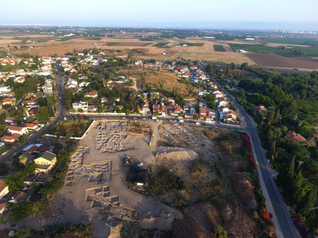 החפירה והתל. צילום: יצחק מרמשלטיין