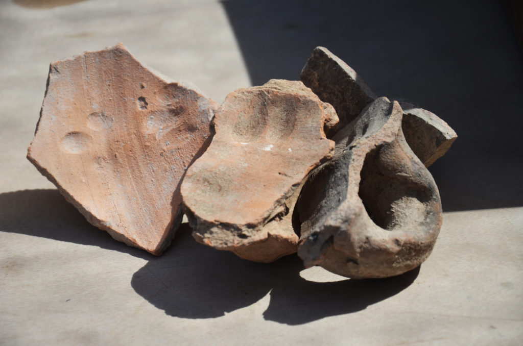 טביעות האצבע של הקדרים שהידקו את הידיות לכד לפני כ-1500 שנה. צילום: יוֹלי שוורץ