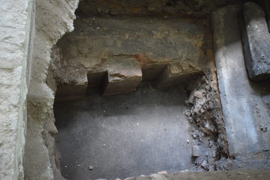 שרידי בימת בית הכנסת הגדול מתחת לרצפת בית הספר שנבנה מעליה