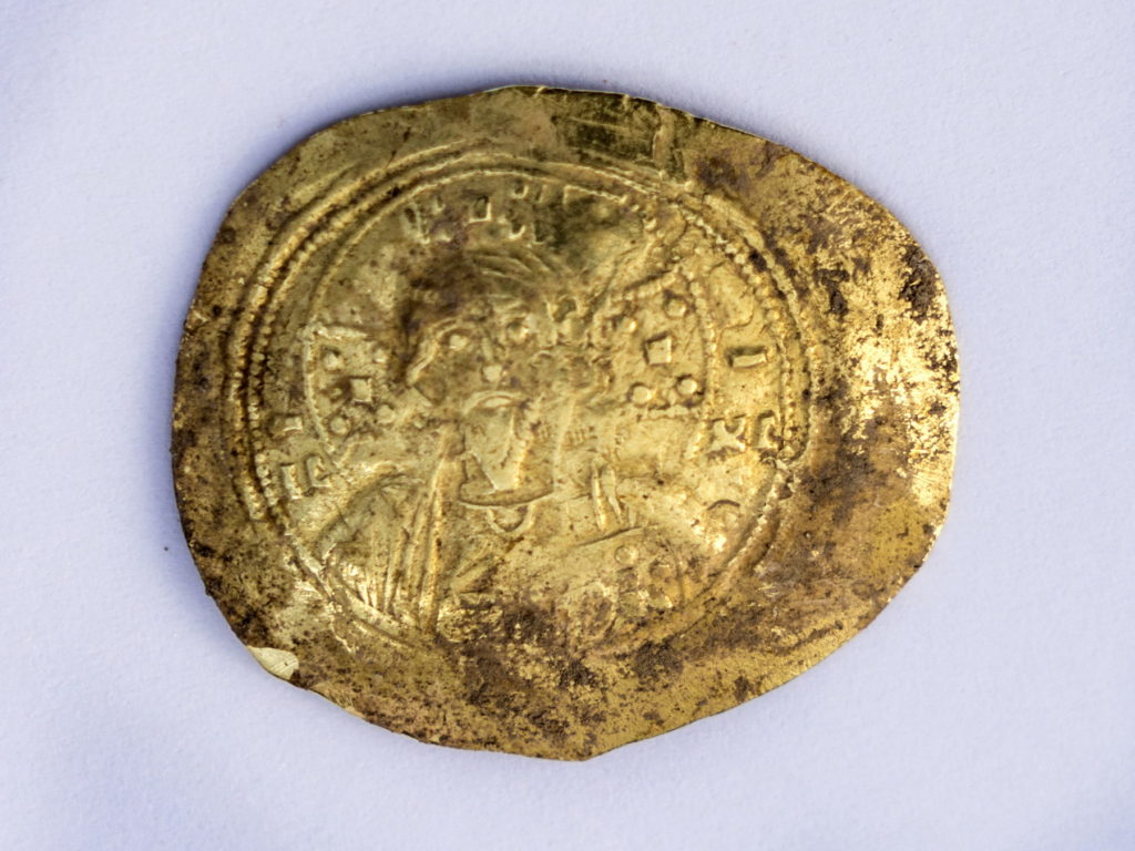 מטבע זהב של מיכאל השביעי דוקאס, קיסר ביזנטיון (1071 – 1079 לסה"נ). צילום: יניב ברמן
