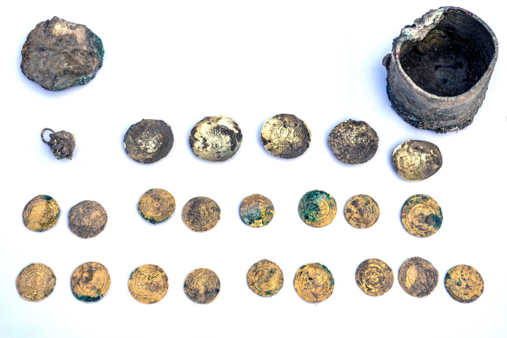 קופסת הברונזה והמטבעות והעגיל שנמצאו בתוכה. צילום: יניב ברמן