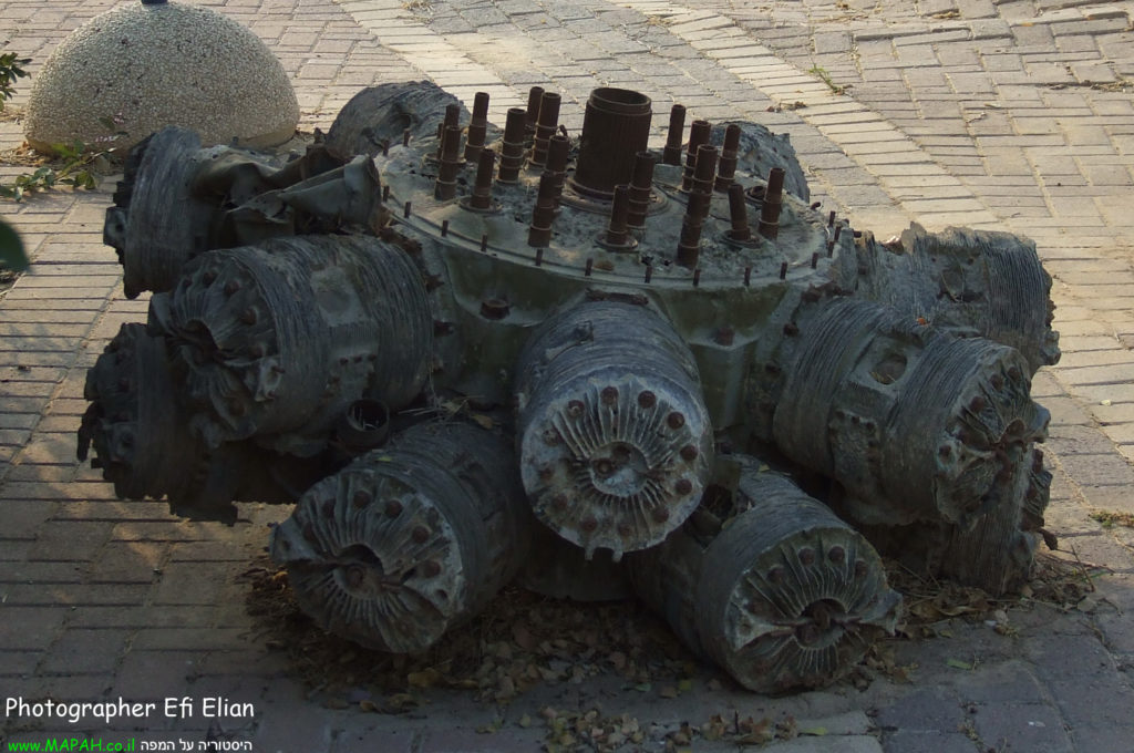 שרידי מנועו של מטוס הבופייטר ד-171 שנמצאו באשדוד - צילום: אפי אליאן