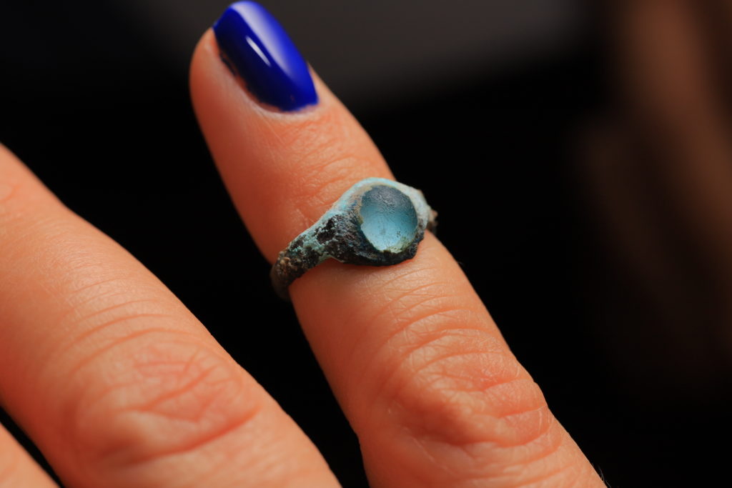 טבעת משובצת אבן יקרה, שהתגלתה בתוך מקווה טהרה