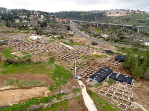 היישוב הענק מהתקופה הניאוליתית שהתגלה בחפירות הארכיאולוגיות של רשות העתיקות. צילום אווירי: איל מרקו