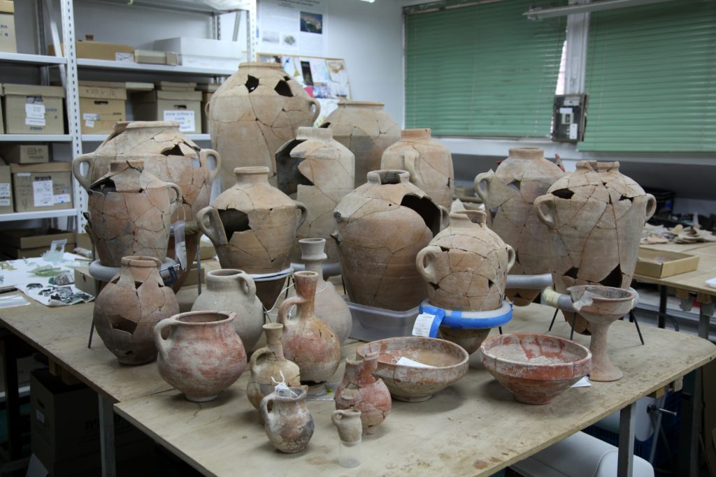 הכלים שנחשפו בחפירות באתר הקדום צקלג צילום-משלחת החפירות לחורבת אל-רעי