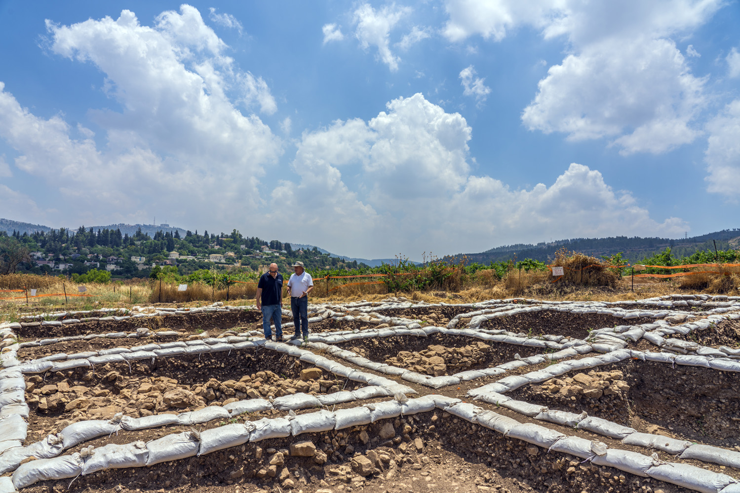 מימין לשמאל: ד"ר חמודי חלאילה וד"ר יעקב ורדי, מנהלי החפירה במוצא מטעם רשות העתיקות, באתר. צילום: יניב ברמן