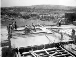 יציקת בטון על גג בלוק מס' 2 של משטרת חברון הנבנית - מקור: ארכיון המדינה / ארכיון מחלקת עבודות ציבוריות