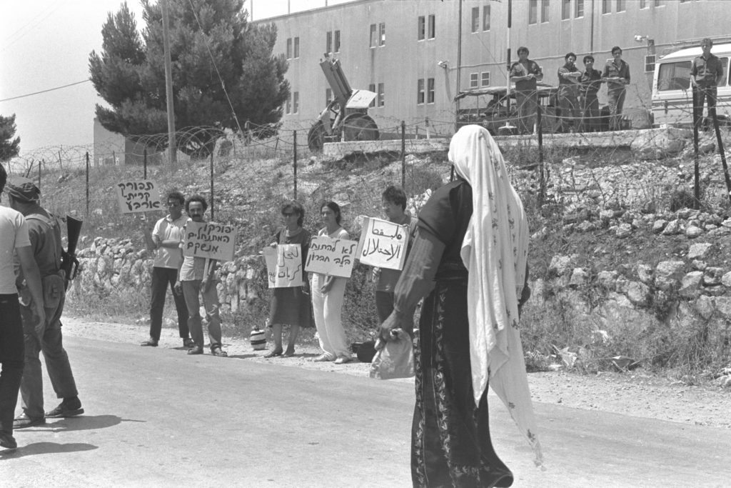 מצודת משטרת חברון, הבלוק השמאלי ולמרגלותיו הפגנה בשנת 1983 - צילום: חנניה הרמן - ארכיון לע"מ