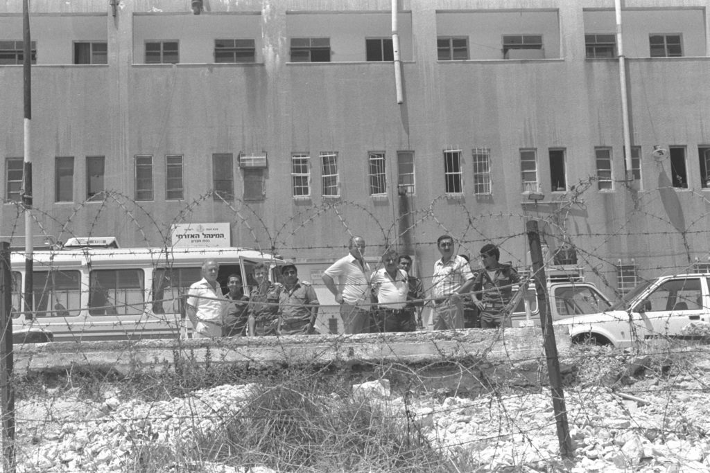 מצודת משטרת חברון בשנת 1983 עם חברי וועדת החוף והבטחון והכנסת בחברון - צילום: חנניה הרמן - ארכיון לע"מ