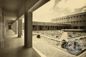 פרוזדור מקורה של הבלוק הימני במצודת משטרת חברון עם סיום הקמתה - מקור: ארכיון אוטו הופמן, באדיבות הספרייה הלאומית