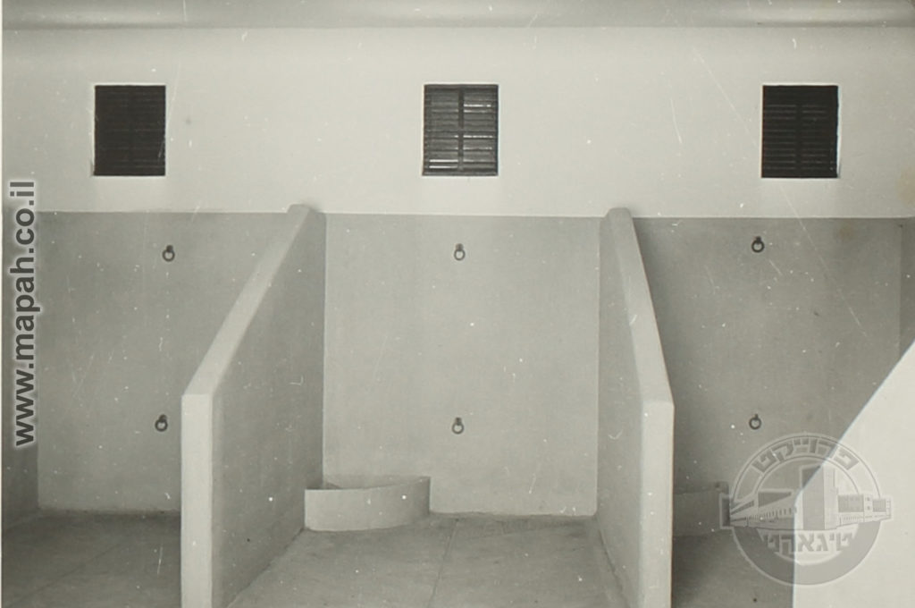תאי אכסון לסוסי המשטרה הרכובה במצודת טיגארט - מקור: ארכיון אוטו הופמן - הספרייה הלאומית