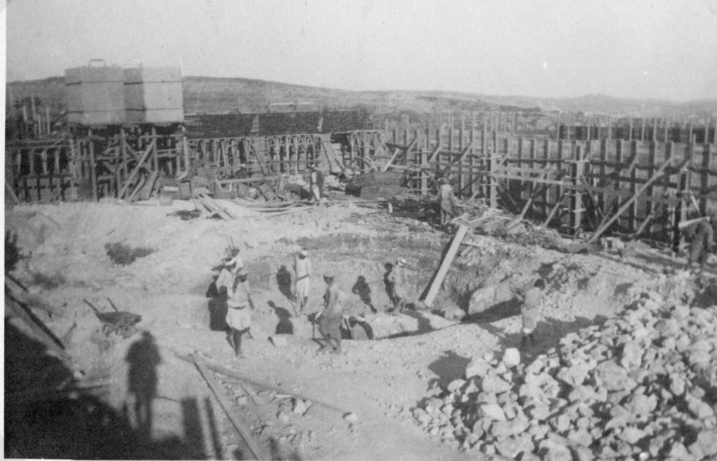 בניית יסודות תחנת המשטרה בחברון - מצודת טיגארט - מקור: ארכיון המדינה