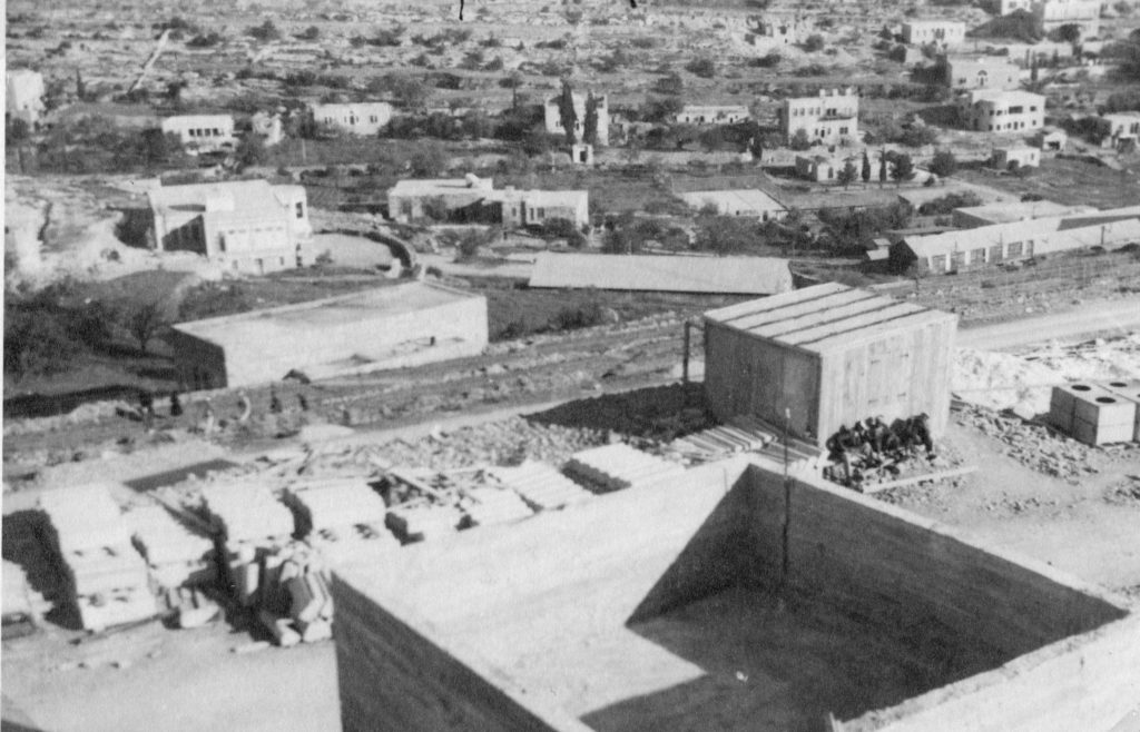 מבט מאחד ממגדלי מבנה משטרת חברון לעבר היישוב חברון בשנות השלושים - מקור: ארכיון המדינה
