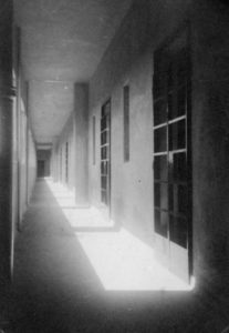 מרפסת הקומה העליונה - במשטרת חברון - מקור: ארכיון המדינה , אוסף מחלקת עבודות ציבוריות