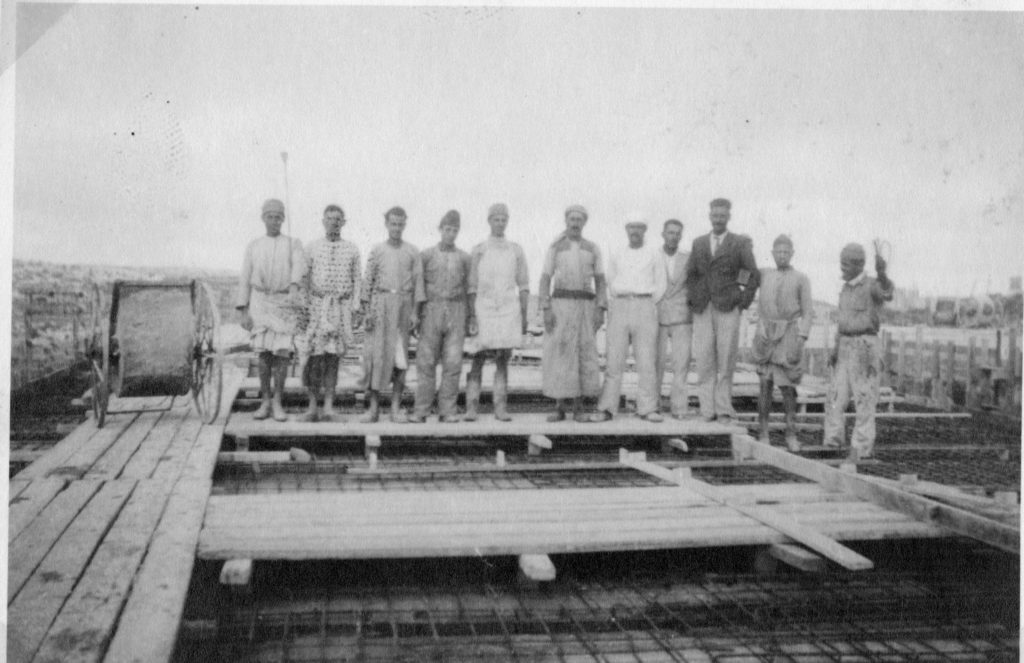 מבקרים על גג תחנת משטרת חברון הנבנית - מקור: ארכיון המדינה