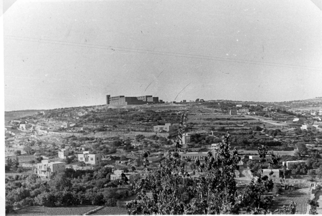 מבנה משטרת חברון על ראש הגבעה - צילום מ-1941 - מקור: ארכיון המדינה