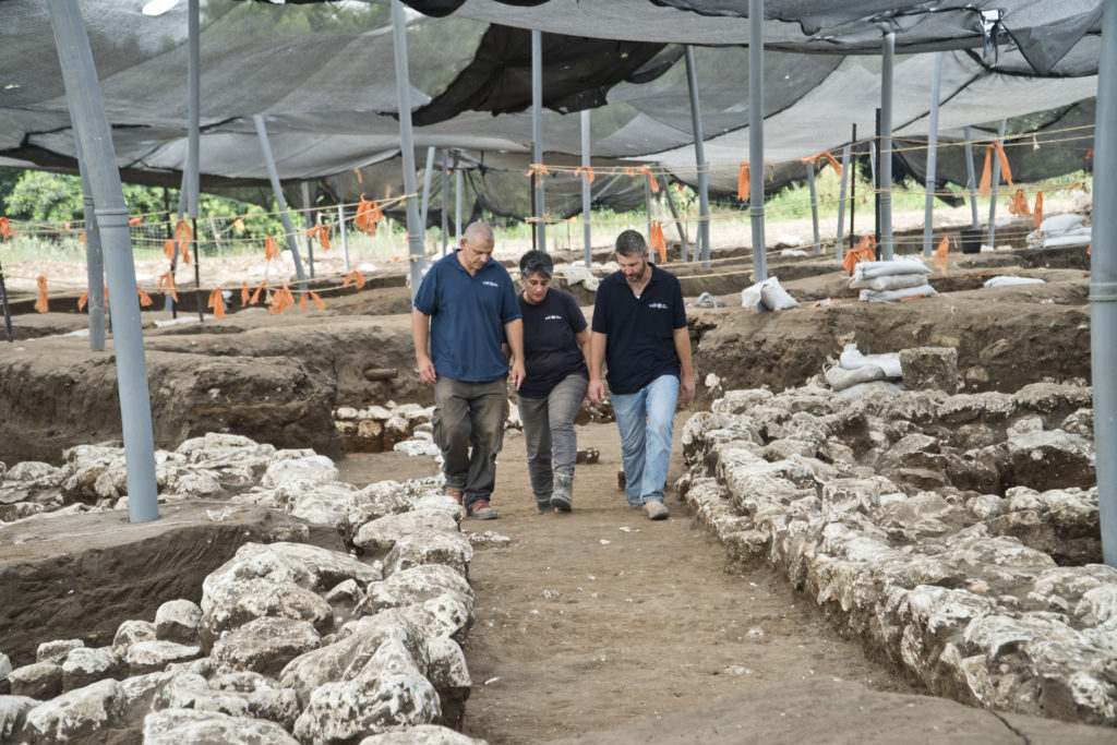 מימין לשמאל: איתי אלעד, ד"ר דינה שלם וד"ר יצחק פז, מנהלי החפירה, בסימטת רחוב בן 5,000 שנה. צילום: יולי שוורץ