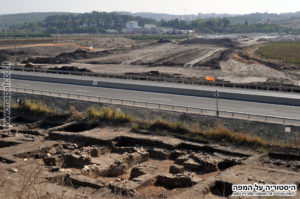 הצד המזרחי , כביש 65 ומעבר לו שטחים שנחפרו זה מכבר וכוסו