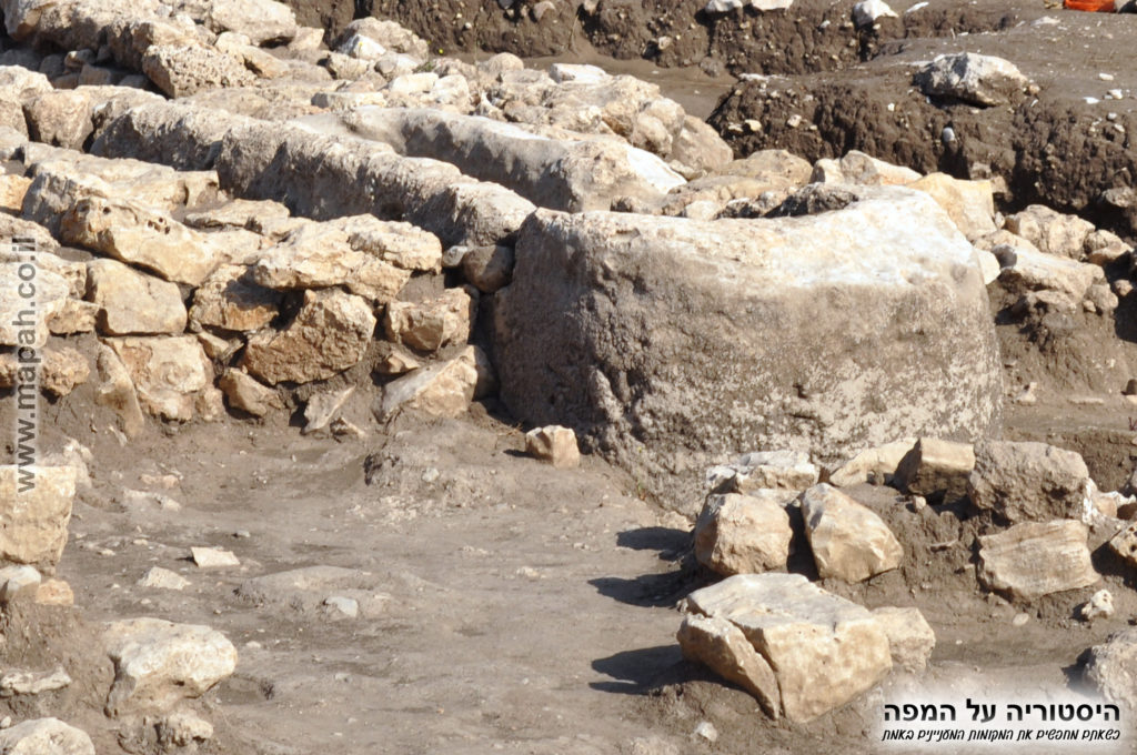 אגן חצוב מאבן אחת ב"מקדש" מונולית